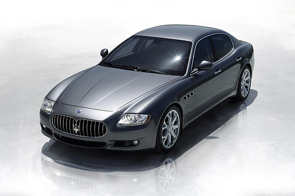 Dark Silver Maserati Quattroporte V8